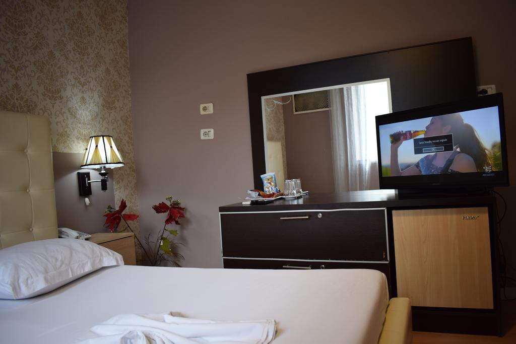 Hotel Eagle Tirana Exteriör bild