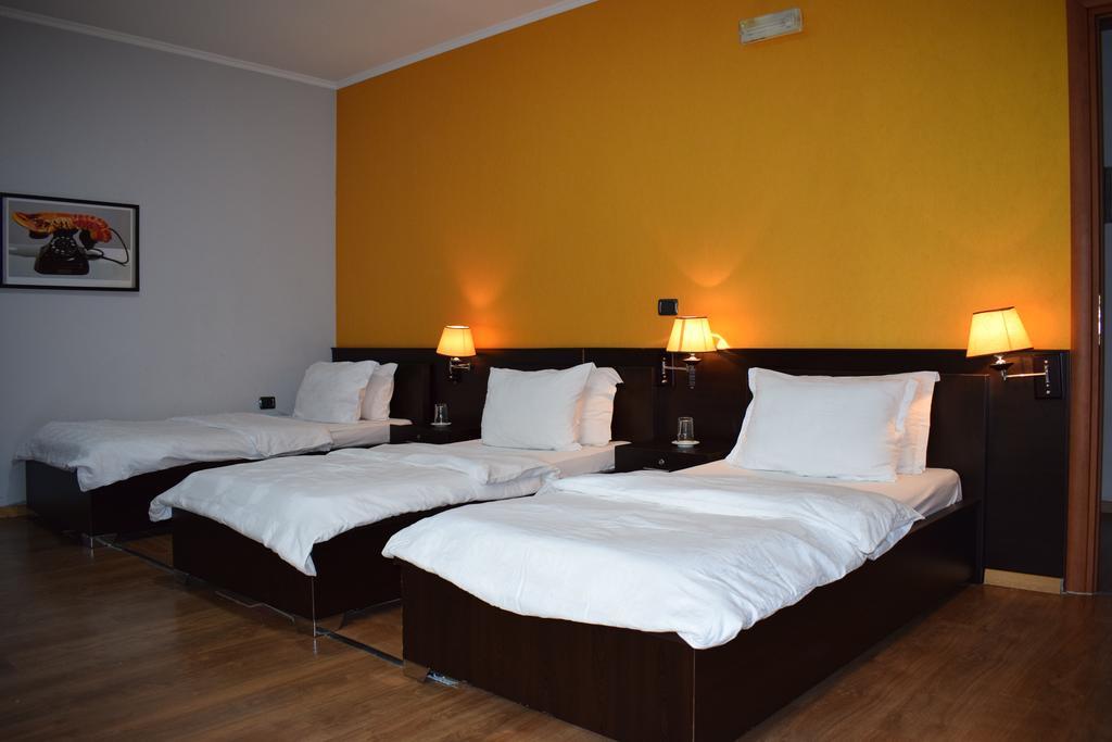 Hotel Eagle Tirana Exteriör bild